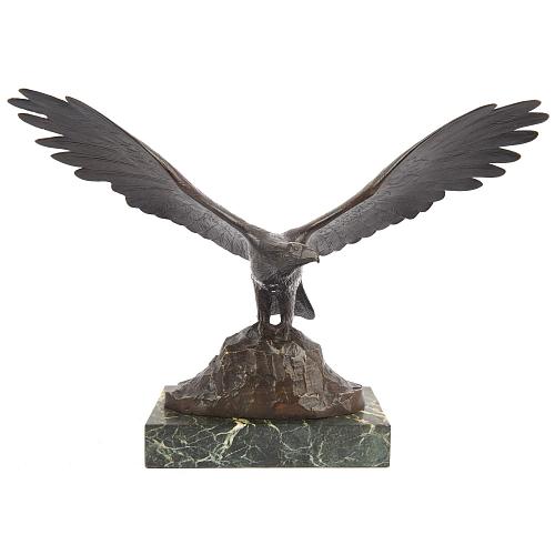 Скульптура «Взлетающий орел»