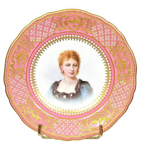 Тарелка с портретом дамы в голубом платье