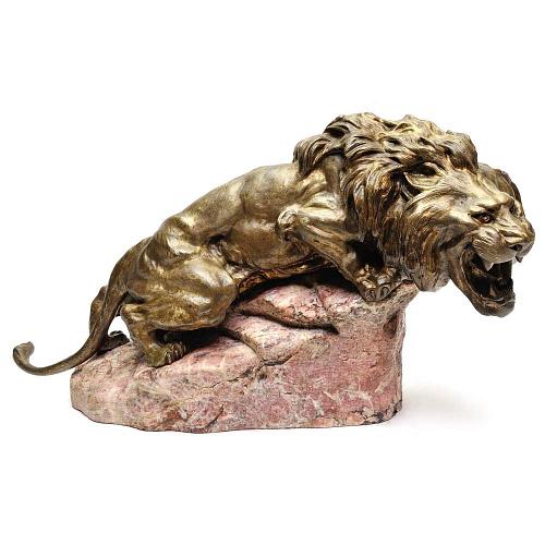 Скульптура &quot;Рычащий лев на скале&quot;