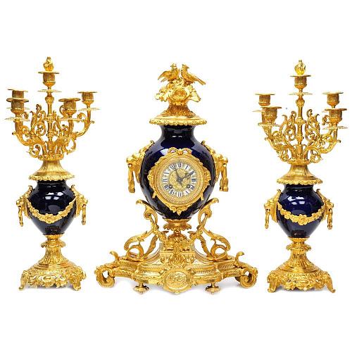 Каминный гарнитур с львиными маскаронами и кобальтом: часы и канделябры на пять свечей