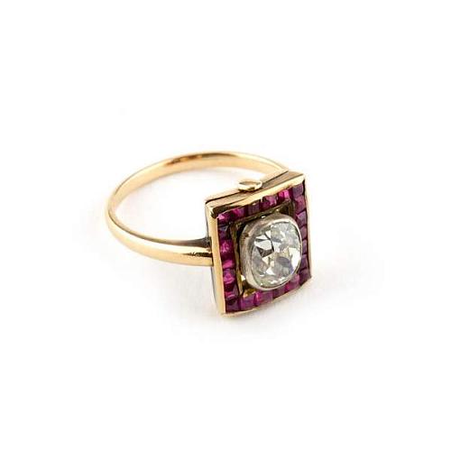 Кольцо с бриллиантом и рубинами