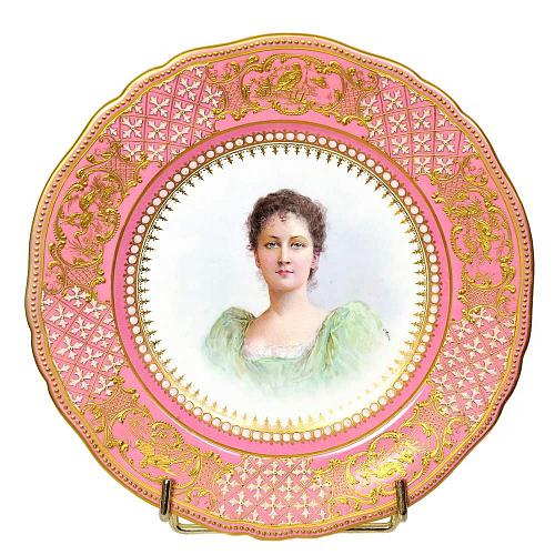 Тарелка с портретом дамы в зеленом платье
