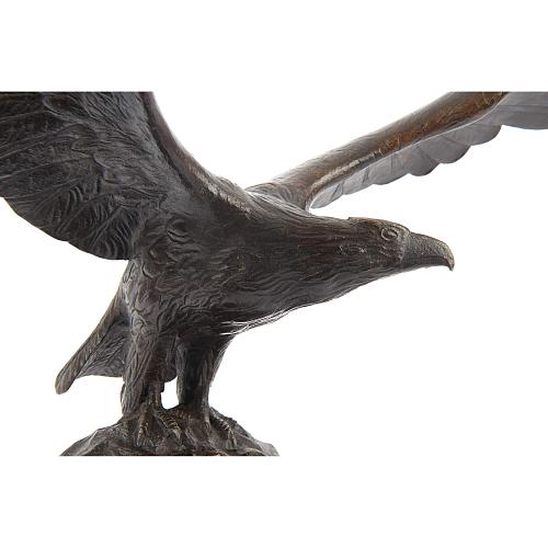 Скульптура «Взлетающий орел»