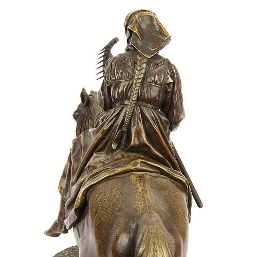 Скульптурная композиция &quot;Девушка с граблями верхом на лошади&quot;