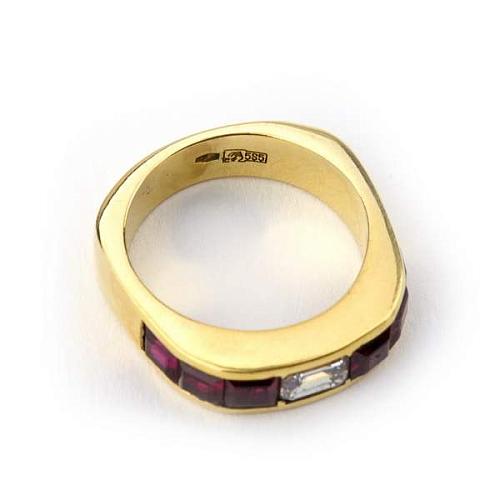 Комплект: кольцо и серьги с бриллиантами и рубинами