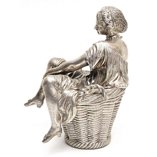 Шкатулка с женской фигурой, сидящей в корзине