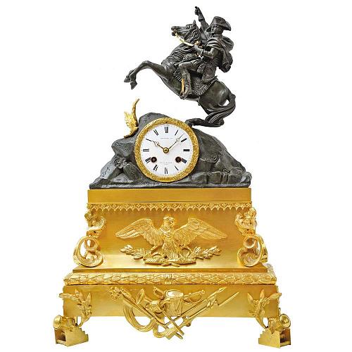 Каминные часы с фигурой Наполеона на вздыбленном коне.