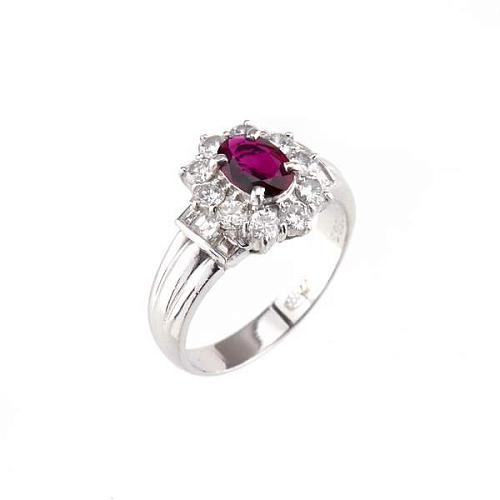 Кольцо с бриллиантами и рубином природным