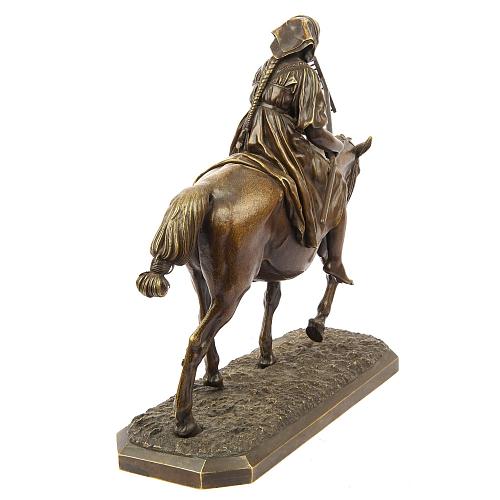 Скульптурная композиция &quot;Девушка с граблями верхом на лошади&quot;