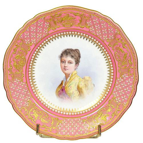 Тарелка с портретом дамы в желтом платье