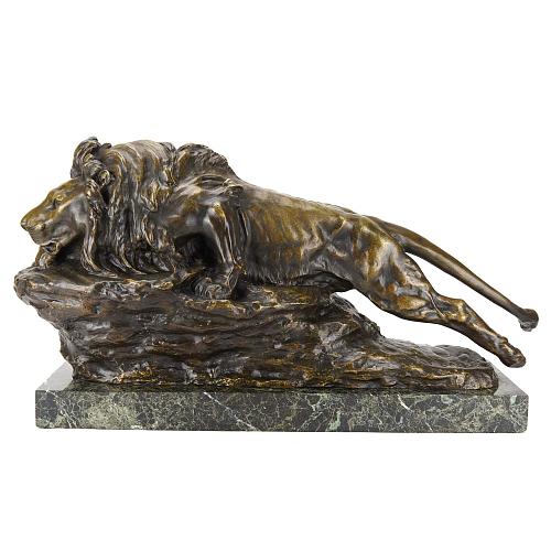 Скульптура «Лев приготовился к прыжку».