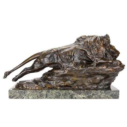 Скульптура «Лев приготовился к прыжку».