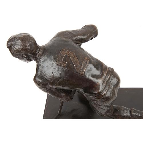 Скульптура "Хоккеист"