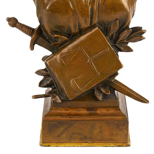 Скульптурный бюст «Фемида».