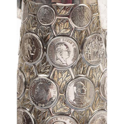 Серебряный кувшин с монетами.